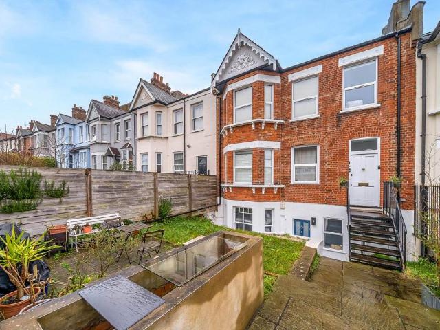 Flat for sale in East Dulwich, Greater London
