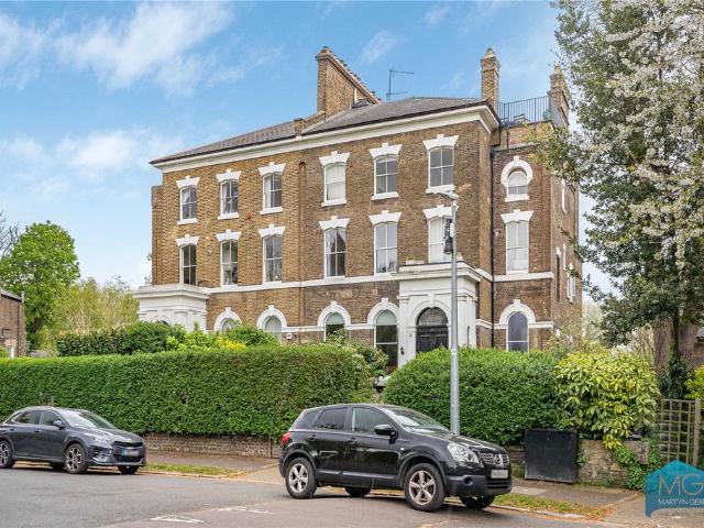 Flat for sale in Highbury, Greater London