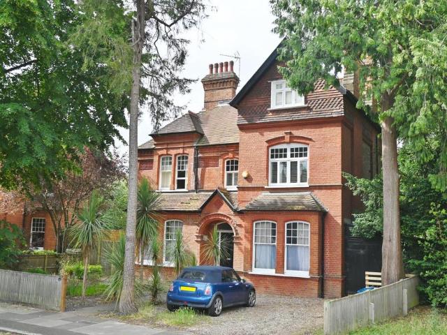 Flat for sale in Strawberry Hill, Greater London