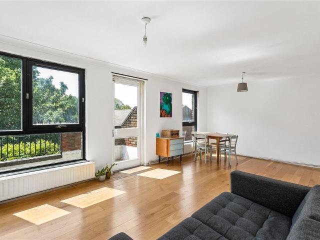 Flat for sale in Highbury, Greater London