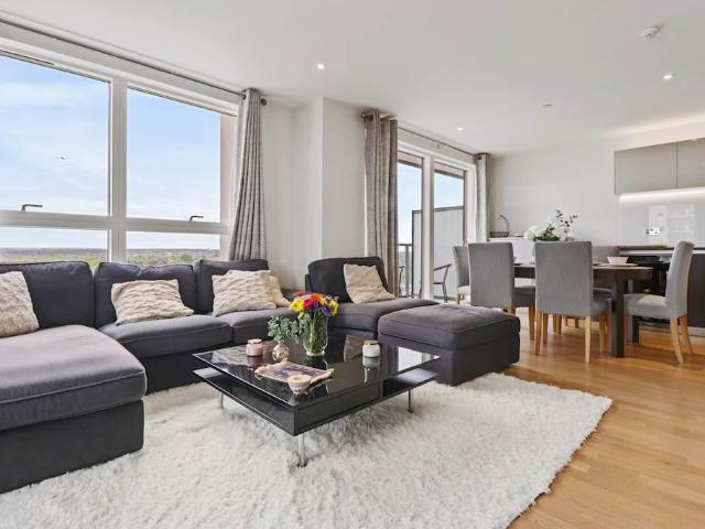 Flat for sale in London Borough of Hounslow, Greater London