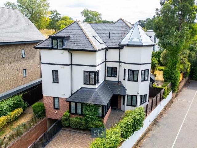 Flat for sale in Chigwell, Epping