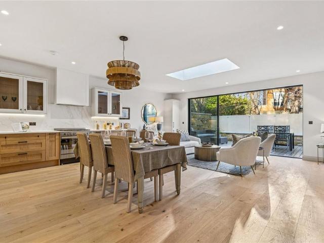 Flat for sale in Balham, Greater London