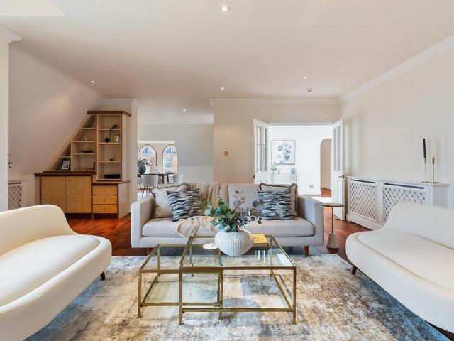 Flat for sale in Virginia Park, Runnymede