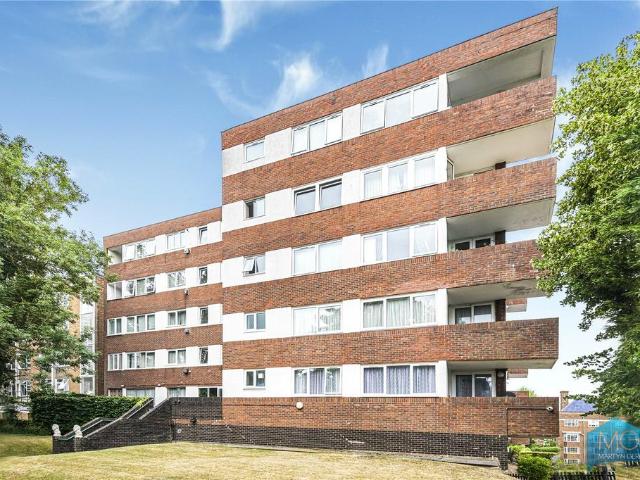 Flat for sale in Finchley, Greater London