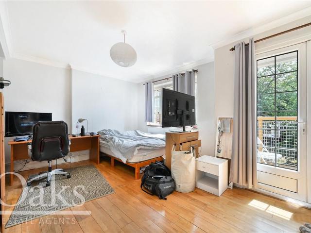 Flat for sale in Clapham, Greater London
