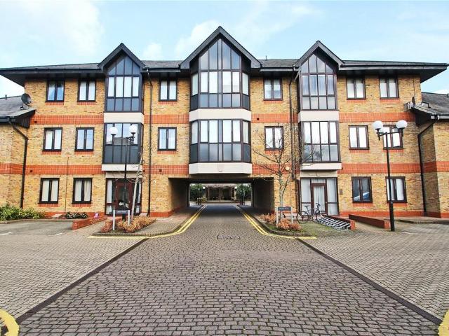 Flat for sale in Row Town, Surrey