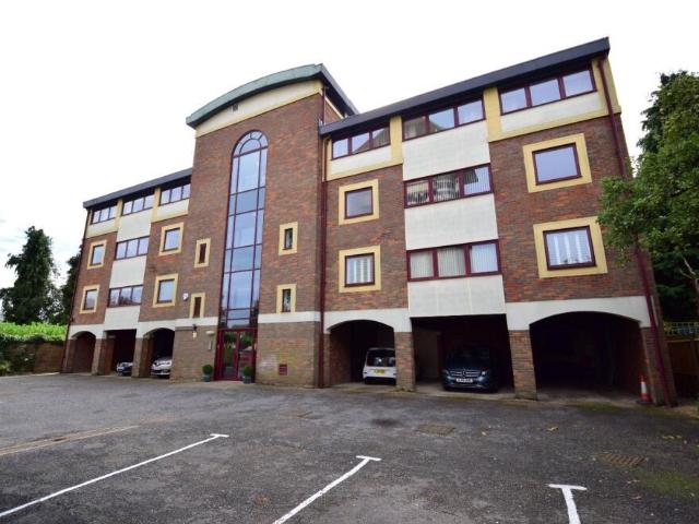 Flat for sale in Spring Park, Luton