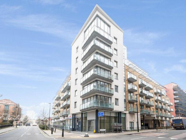 Flat for sale in Bromley-by-Bow, Poplar Grove