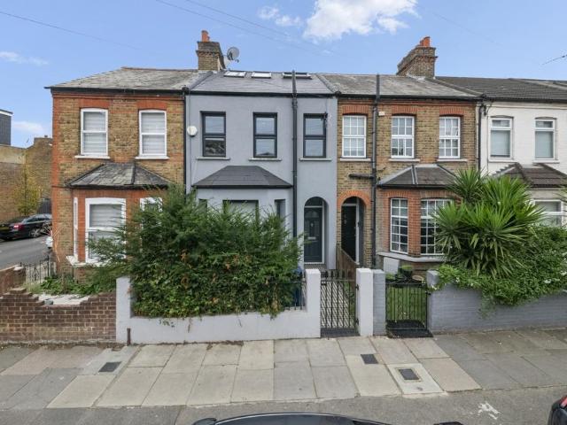 Flat for sale in London Borough of Ealing, Hanwell