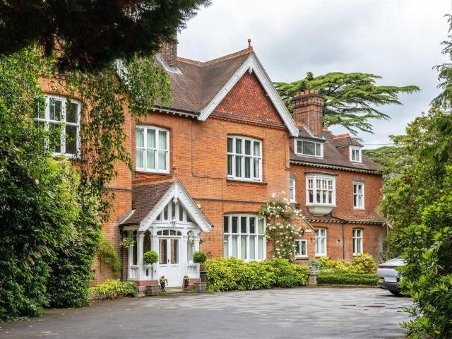 Flat for sale in Pachesham Park, Surrey