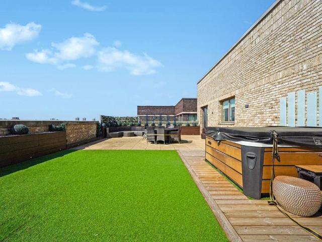 Flat for sale in Reach, Greater London