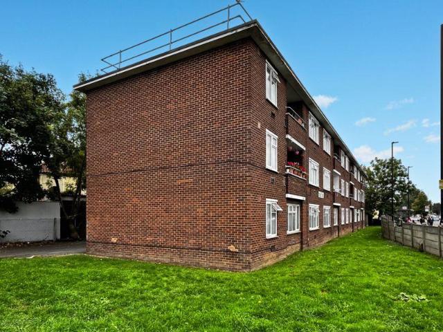 Flat for sale in London Borough of Ealing, Greenford