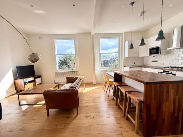 Flat for sale in Brondesbury, Greater London