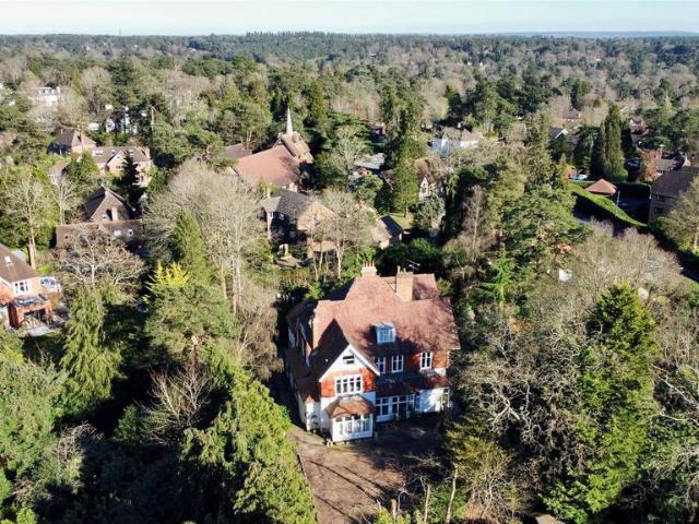 Flat for sale in Heol-las, Surrey