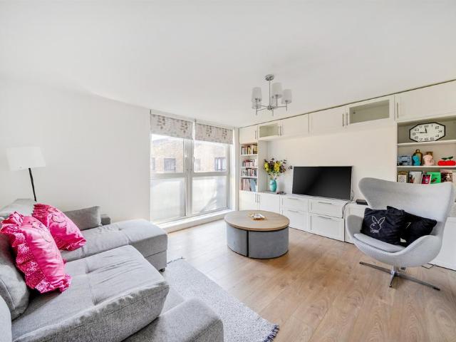 Flat for sale in Summerstown, Greater London