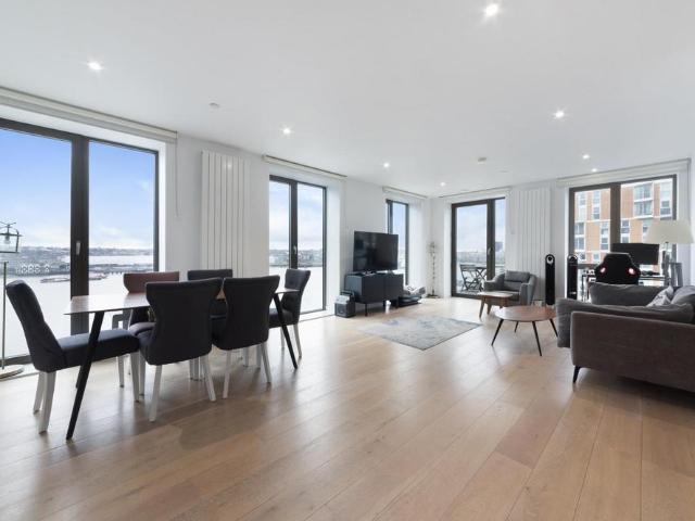 Flat for sale in Silvertown, Greater London