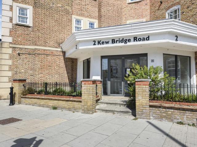 Flat for sale in London Borough of Hounslow, Strand