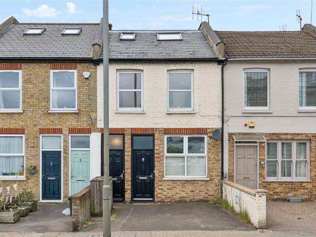 Flat for sale in Southfields, Greater London