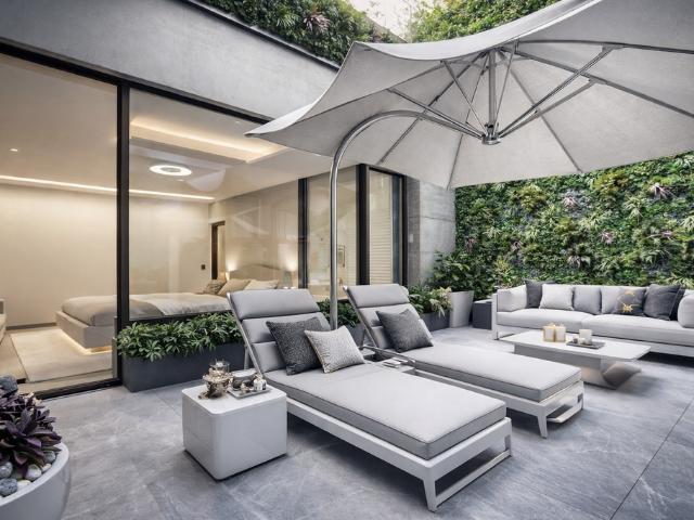 Flat for sale in Kensington, Greater London