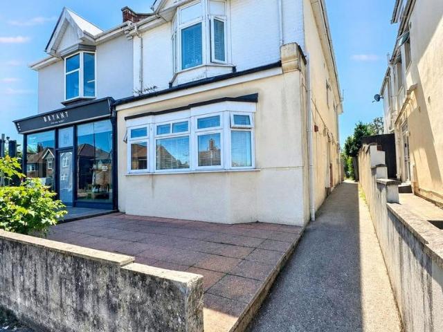 Flat for sale in Talbot Village, Bournemouth