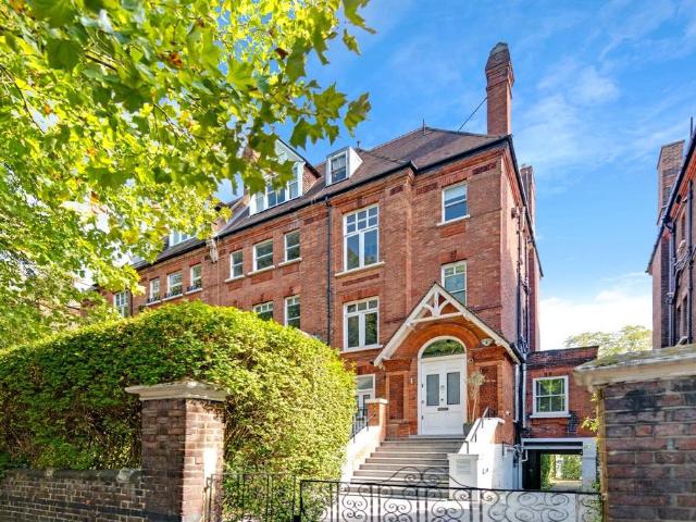 Flat for sale in Swiss Cottage, Greater London