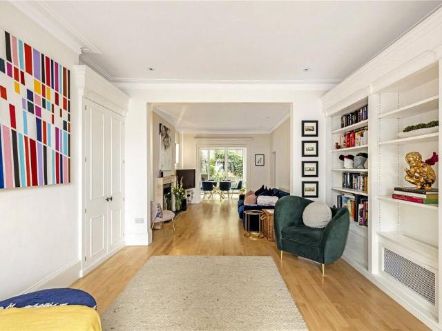 Flat for sale in Earl's Court, Greater London