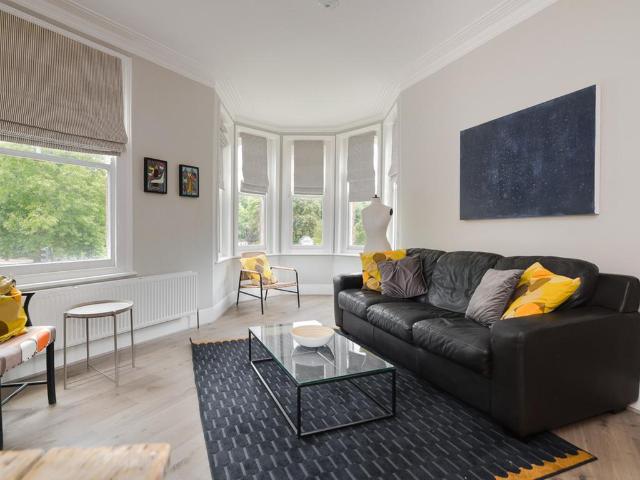 Flat for sale in Battersea, Greater London