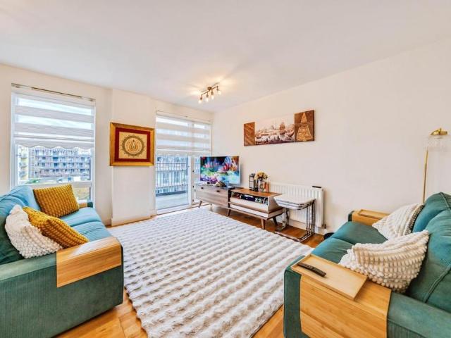 Flat for sale in Bromley-by-Bow, Poplar Grove