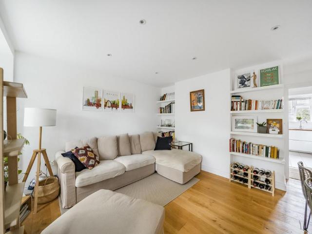 Flat for sale in London Borough of Lewisham, Ladywell
