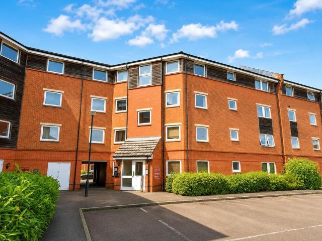 Flat for sale in Okus, Swindon