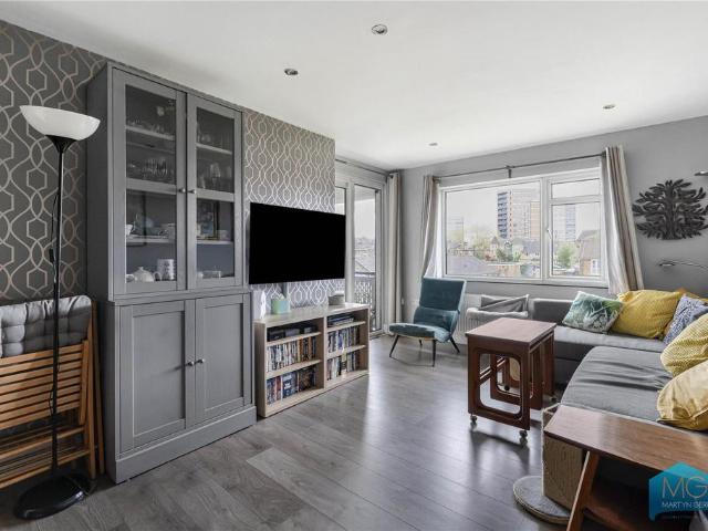 Flat for sale in Finchley, Greater London