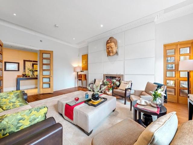 Flat for sale in Kensington, Greater London