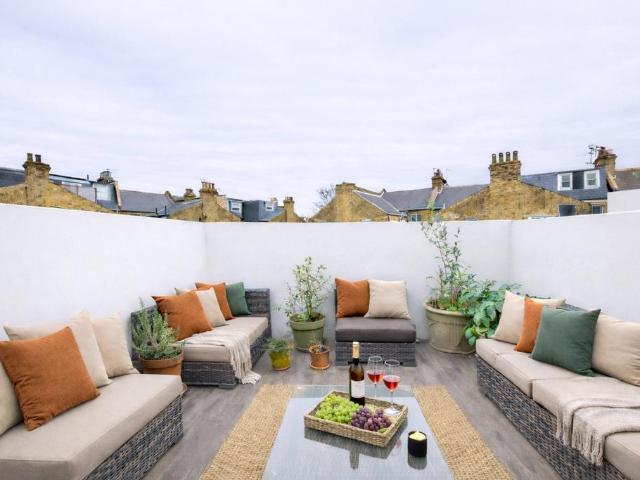 Flat for sale in Clapham Junction, Greater London