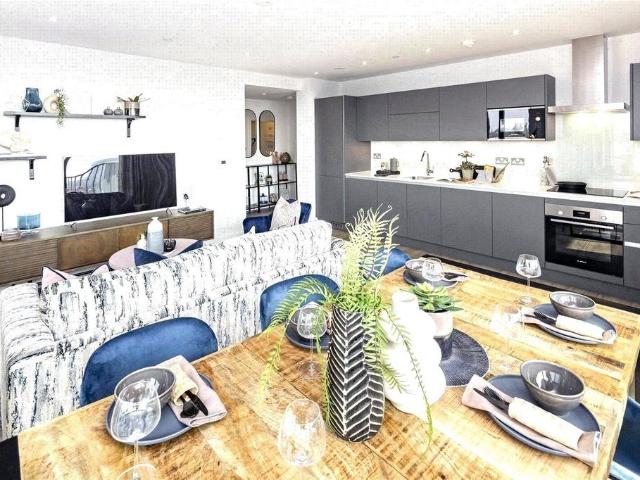 Flat for sale in London Borough of Ealing, Greater London