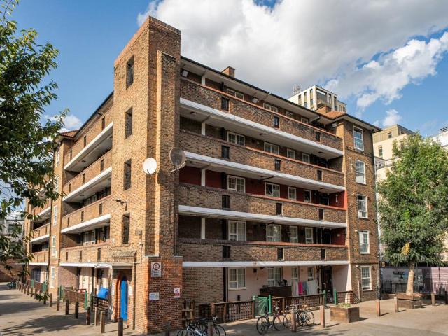 Flat for sale in Kennington Cross, Greater London