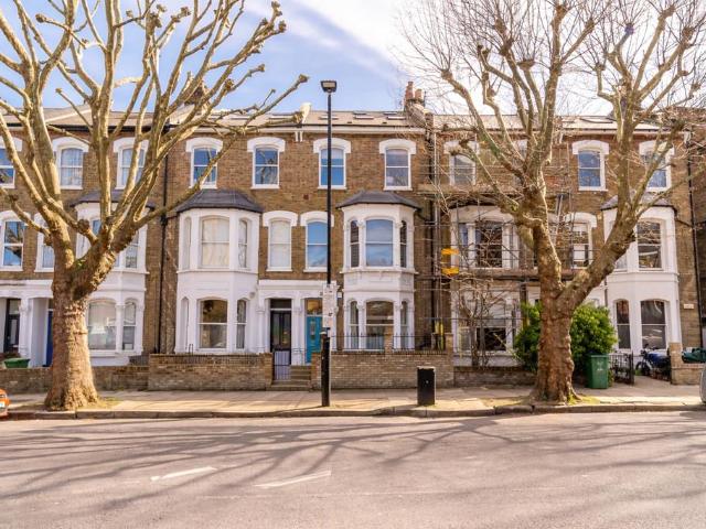 Flat for sale in Finsbury Park, Greater London