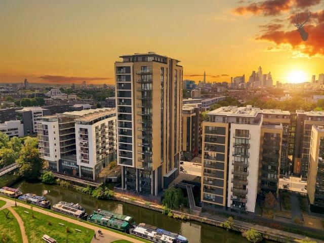 Flat for sale in Suttons Wharf, Mile End