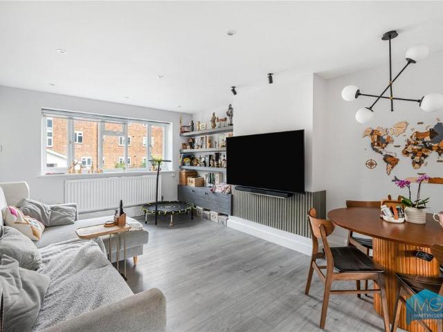 Flat for sale in Finchley, Greater London