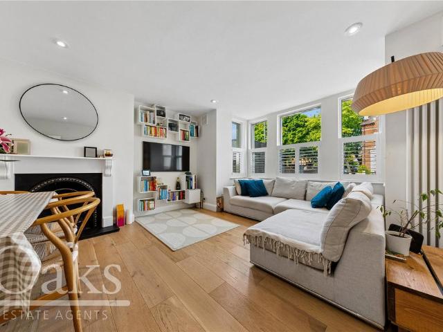 Flat for sale in Tulse Hill, Greater London