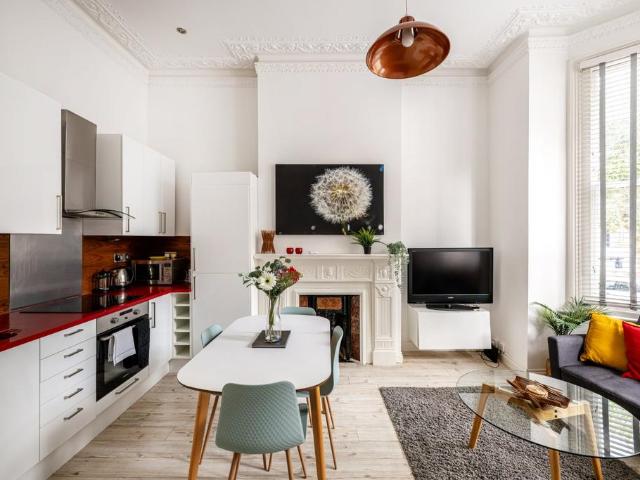 Flat for sale in Queen's Park, Greater London