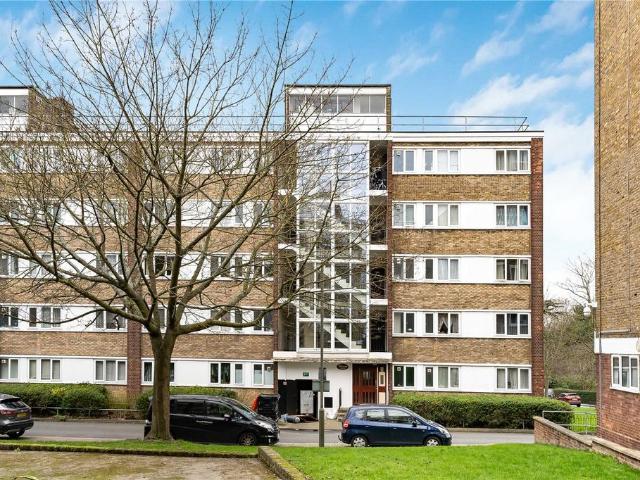 Flat for sale in Roehampton, Greater London