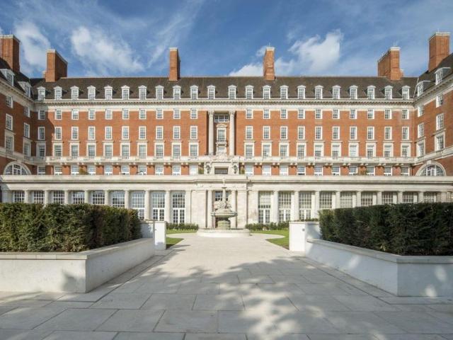 Flat for sale in Petersham, Greater London