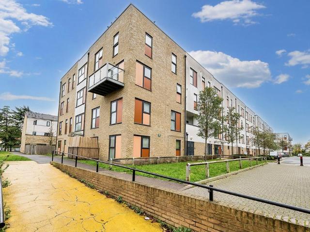Flat for sale in Rush Green, Greater London