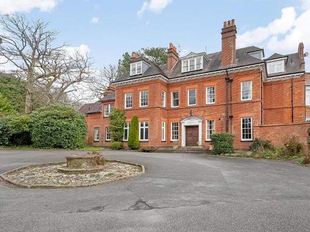 Flat for sale in Hillview, Surrey