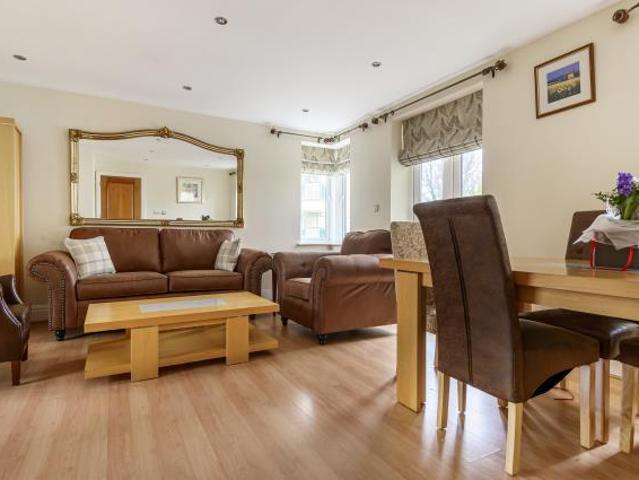 Flat for sale in Kew, Greater London