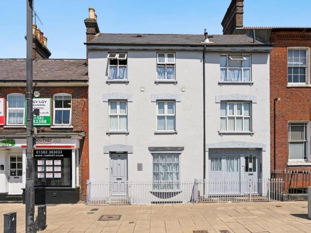 Flat for sale in Dunstable, Bedfordshire