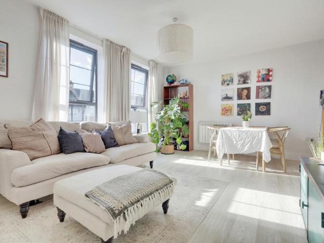 Flat for sale in Alton Barnes, Essex