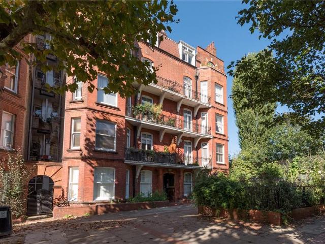 Flat for sale in Gospel Oak, Greater London