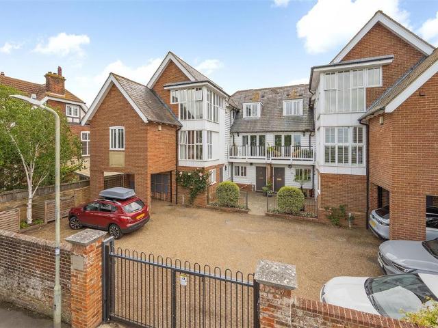 Flat for sale in The Bridge, Kent